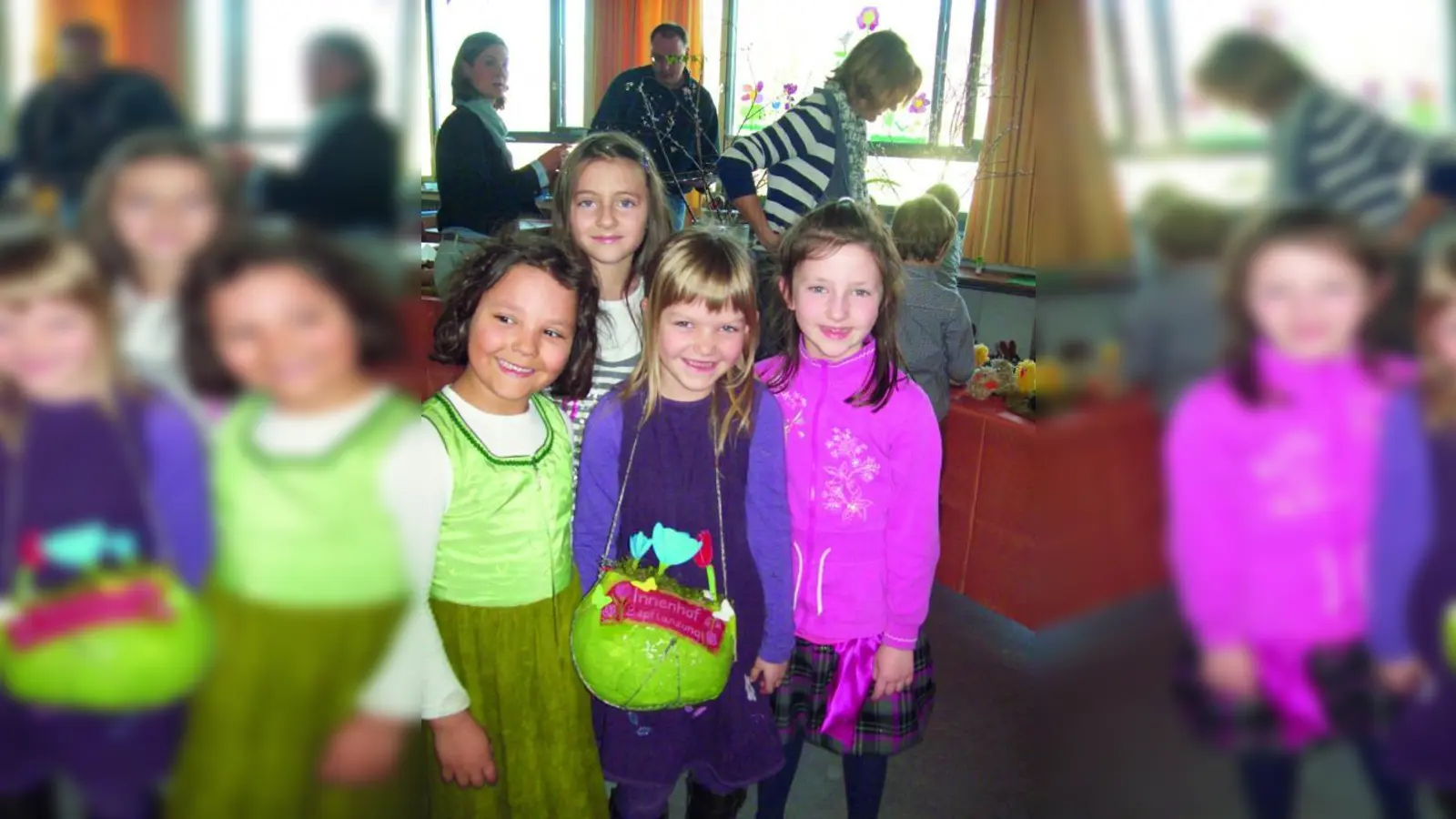 Die niedlichen „Küken” der Grundschule Bäckerstraße Jana, Maida, Luna und Anna-Maria sorgten dafür, dass die Osterbasar-Sammelbüchse gut gefüttert wurde. (Foto: pi)