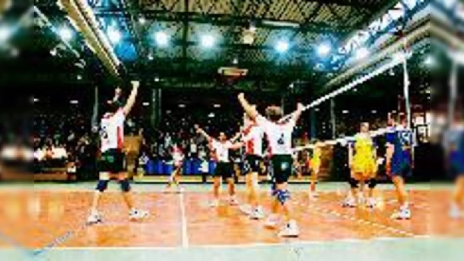 Jubel über den ersten Sieg: Die Volleyball-Herren des SV Lohhof boten den als Favoriten gehandelten Sonnebergern kräftig Paroli. 	 (Fotos: gf)