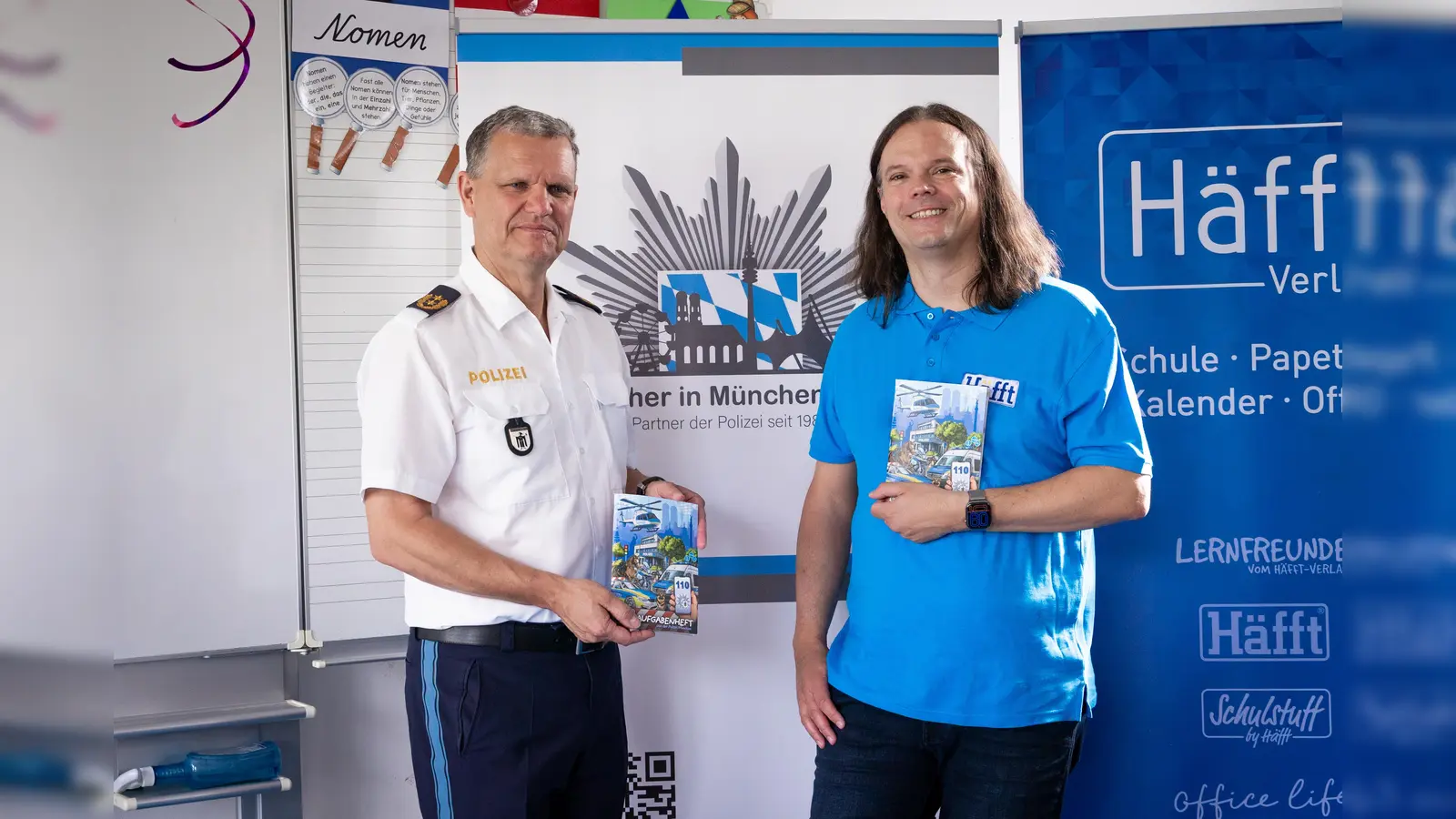 Polizeipräsident Thomas Hampel mit Häfft-Gründer Andreas Reiter bei der Präsentation des gemeinsamen Häffts, das wichtige Themen kindgerecht aufbereitet.  (Foto: Maria Dick)