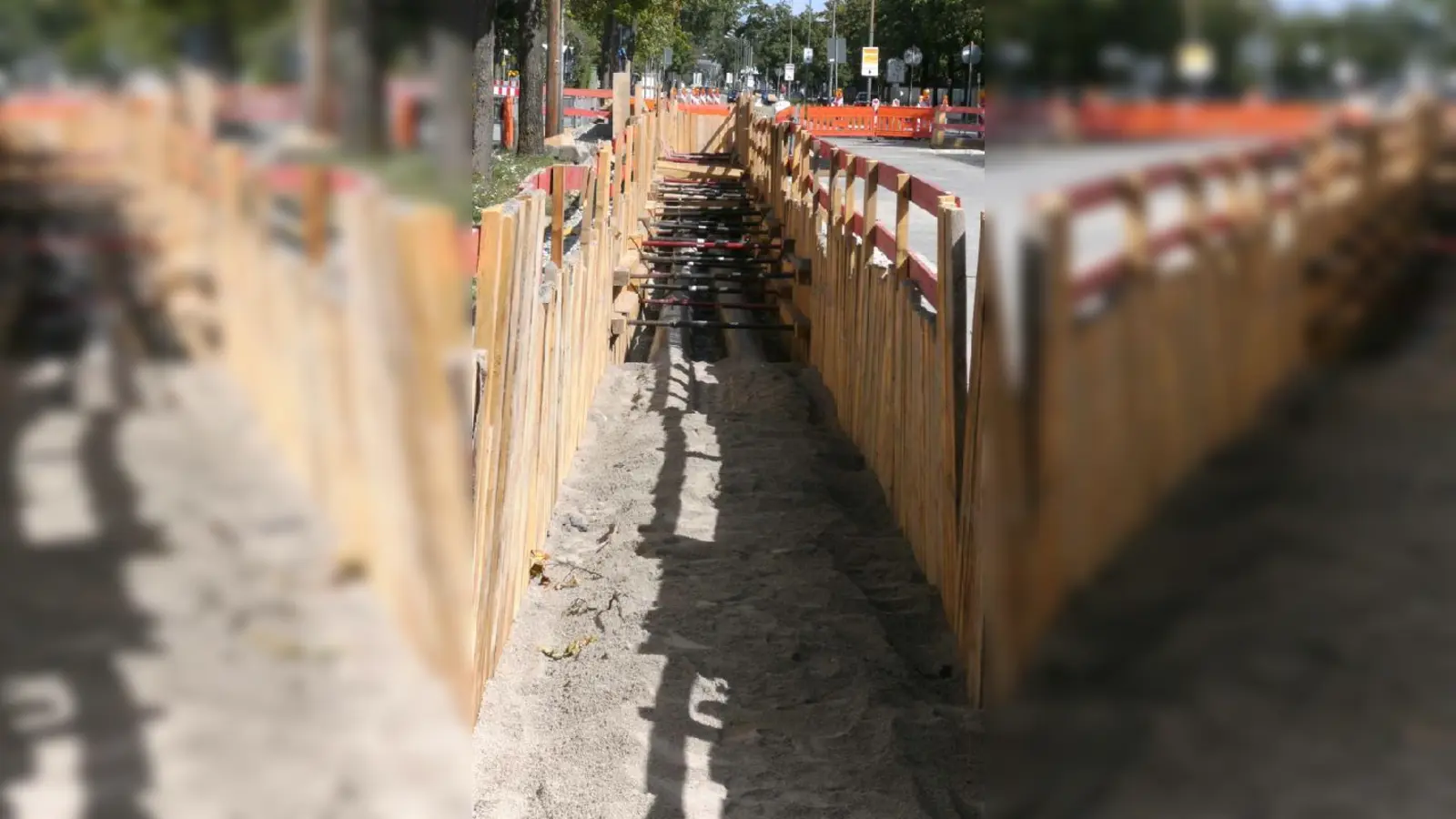 Der Ausbau des Fernwärmenetzes geht wie hier am Frankfurter Ring mit aufwendigen Bauarbeiten einher.	 (Foto: SWM/Larche)