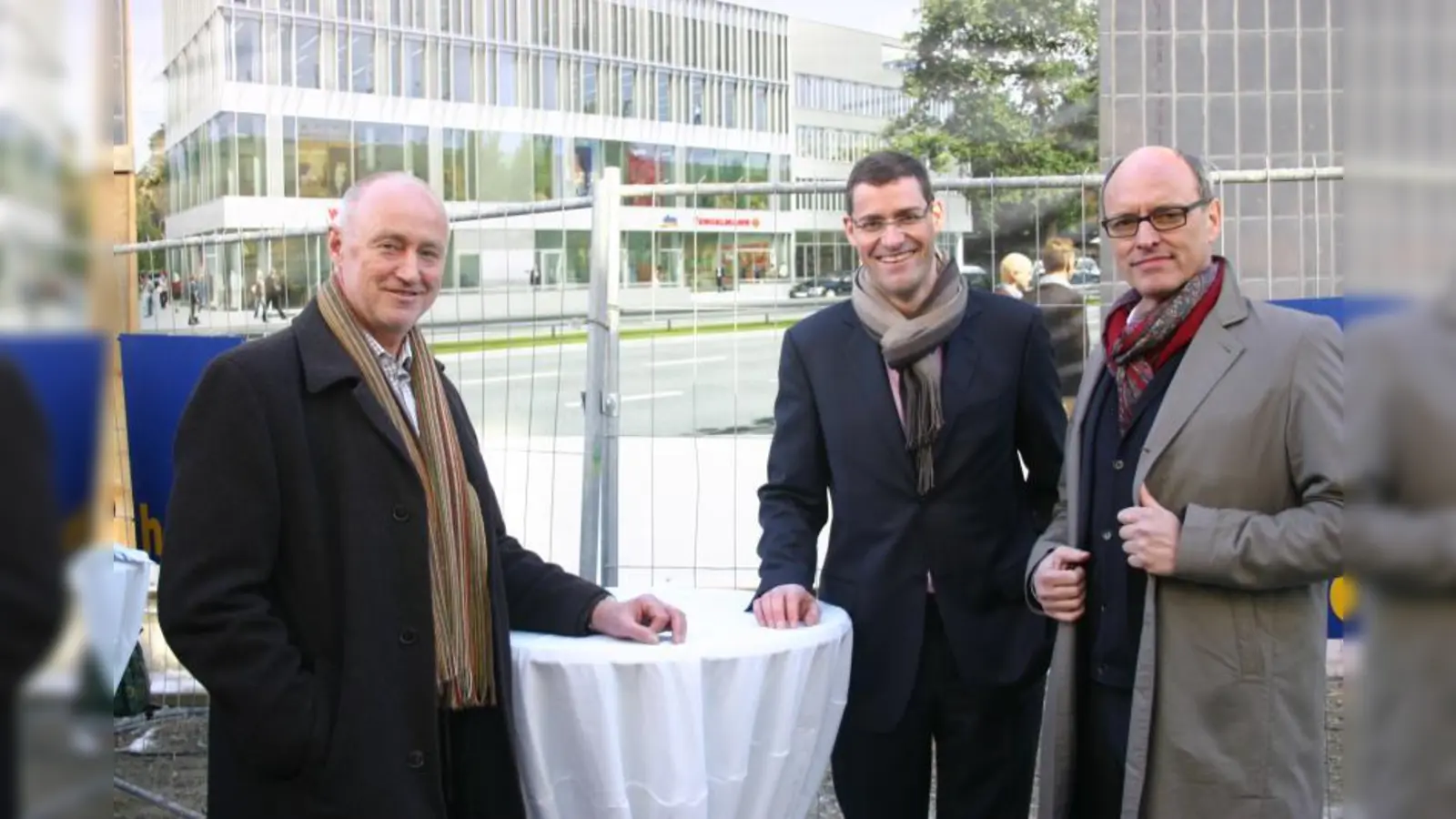 Zum Richtfest präsentierten (v.l.) Projektleiter Rainer Schulz, Bauherr Martin Bucher und Architekt Professor Thomas Bieling das „fürst 51”. (Foto: BK)