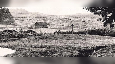 Bis vor wenigen Jahren noch erkennbarer einstiger Standort einer der Sicherung des Salztransports dienenden Turmhügelburg in einem Foto von 1979. 	 (Foto: Klaus Schwarz)