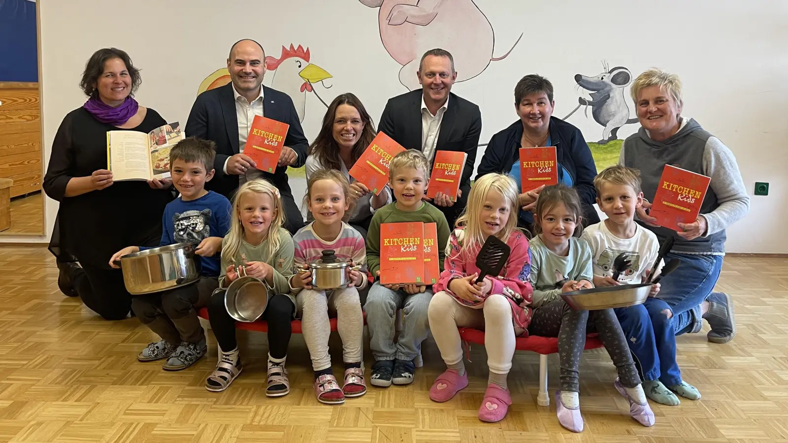 Freude bei der Übergabe des Kochbuchs (von links): Helene Kasek (Kindergarten am Gumpen), Thomas Hipp (Raiba-Steingaden), Patricia Moser (Kindergarten Steingaden), Matthias Strauß (Raiba-Pfaffenwinkel), Christine Sulzenbacher (Kreisbäuerin) sowie Silvia Schlögel (Die Hauswirtschafterei).  (Foto: Silvia Schlögel)