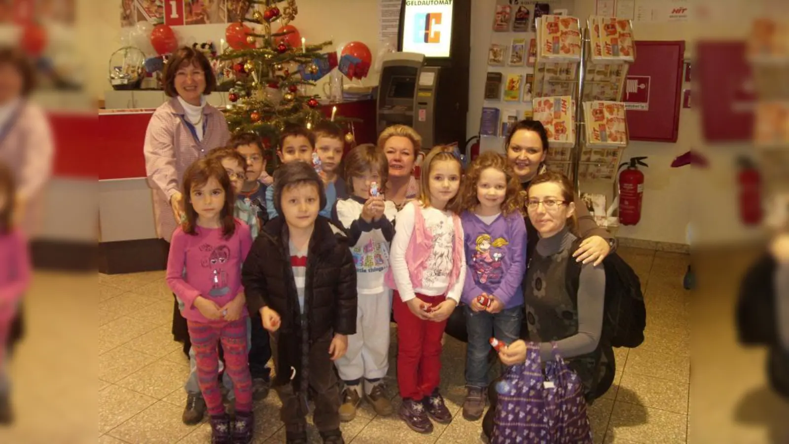 Die Kinder vom AWO Kindertageszentrum in Moosach haben ihre Wunsch-Sterne selbst gebastelt. Jetzt hängen sie am Wunschbaum und warten auf liebe Menschen, die sie abpflücken und den jeweiligen Weihnachtswunsch erfüllen. (Foto: HIT Moosach)