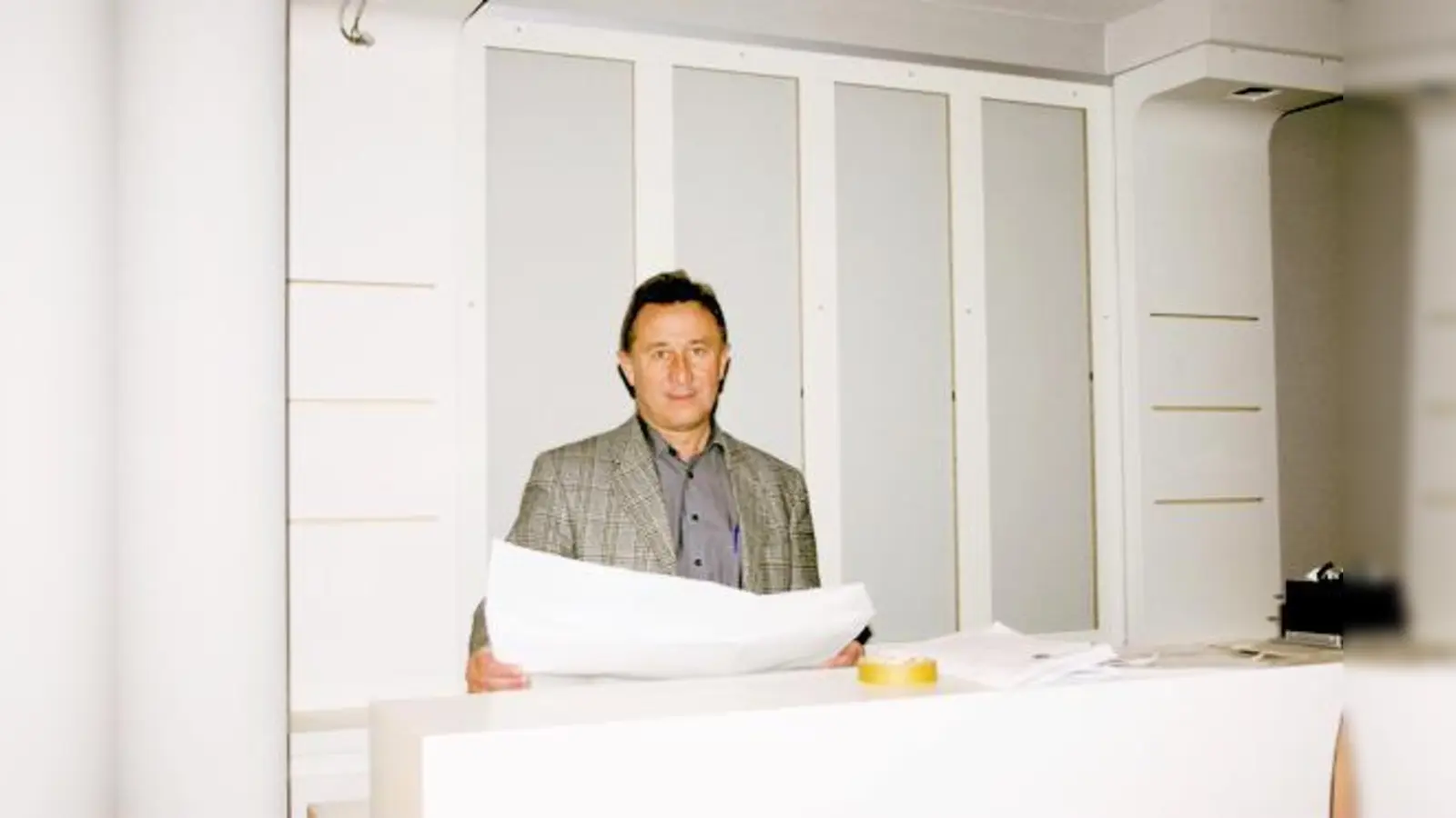 Sportparkleiter Werner Müller studiert noch die letzten Pläne für den Umbau.	 (Fotos: Woschée)
