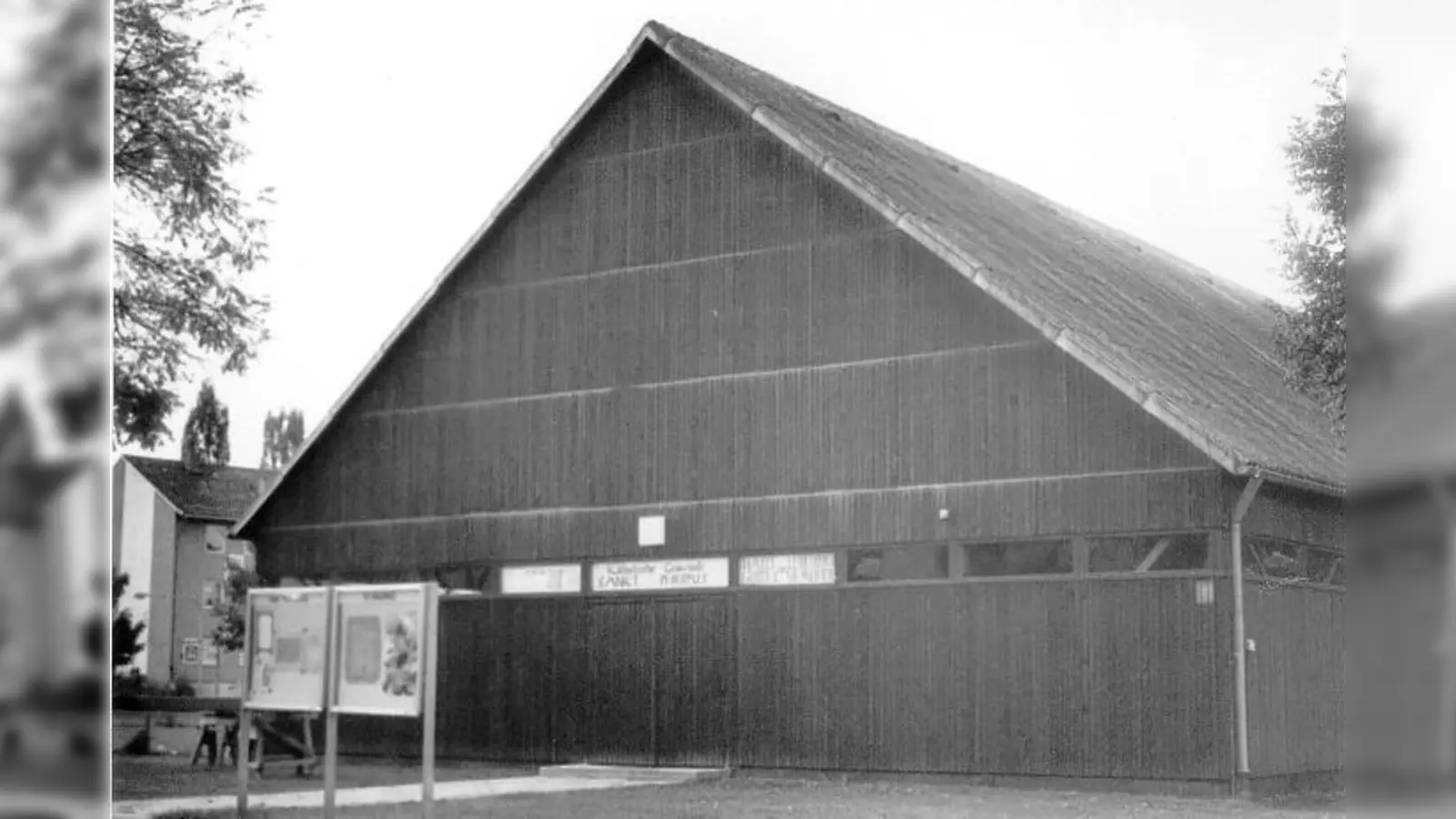 Das erste Kirchweihfest feierte die katholische Pfarrei „St. Pilippus” in dieser Holzkirche am Viebigplatz. (Foto: Historisches Archiv Laim)