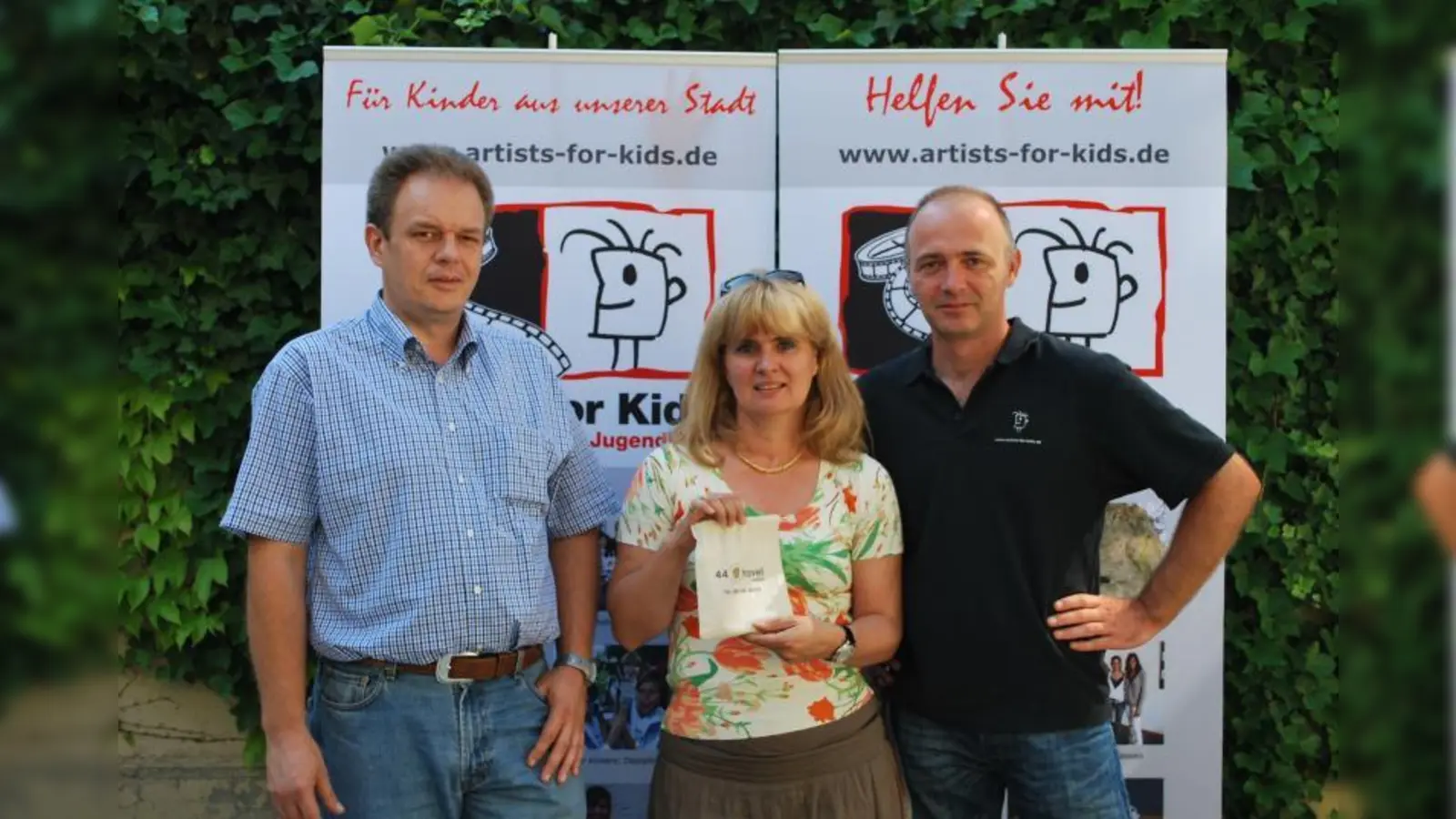 „Die Kinder und Jugendlichen aus unserem Viertel sind auch die Zukunft”: Andreas Radeck und Petra Strupf von 44 travel übergeben 500 Euro an Artists for Kids-Geschäftsführer Thomas Beck (v.l.). (Foto: pi)