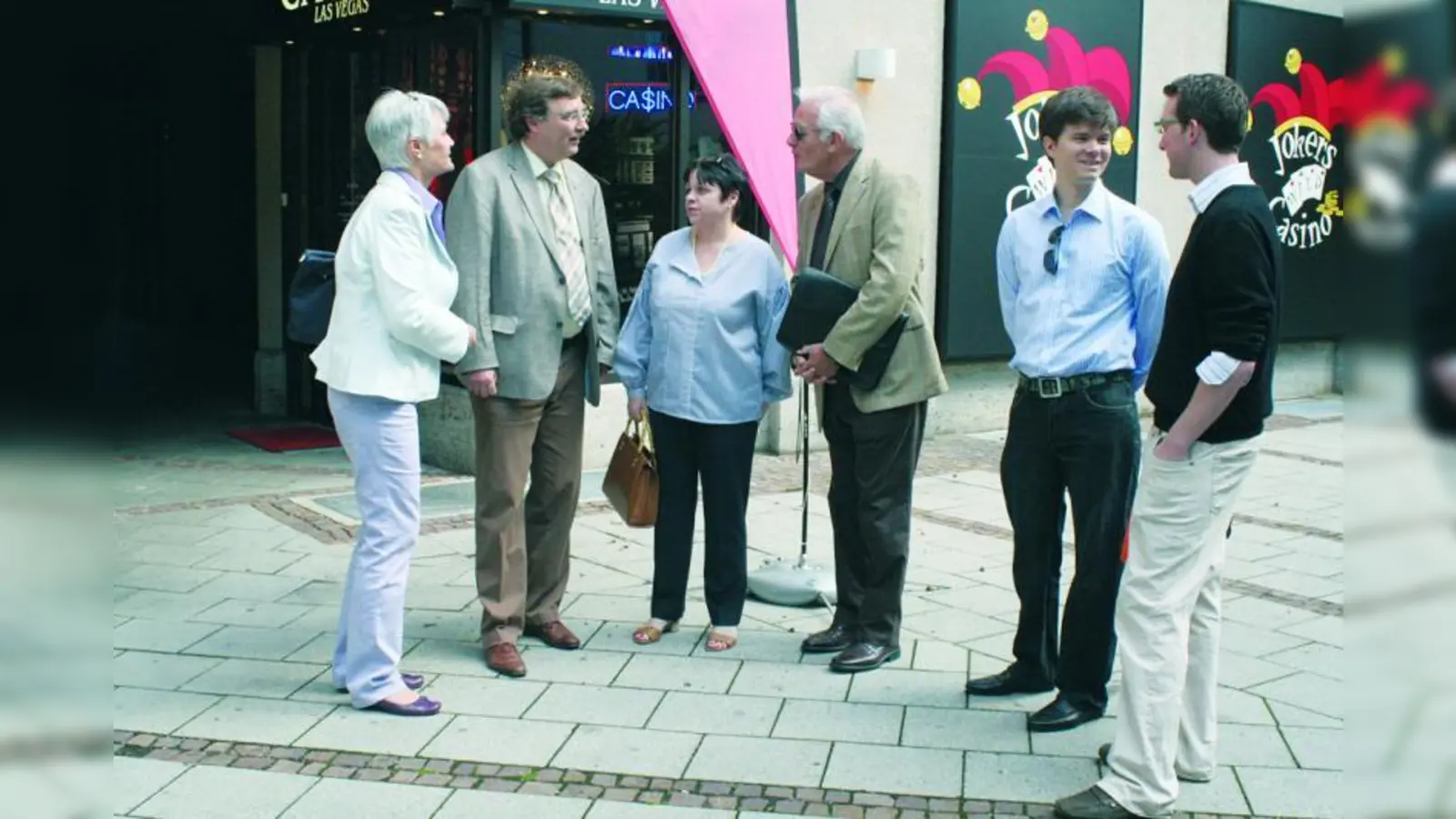 Ortstermin am Karl-Albrecht Hof (v.l.): Bettina Randhahn, Joachim Unterländer, Susanne Mayer, Jürgen Randhahn, Christian Haase und Leonhard Agerer. (Foto: imp)