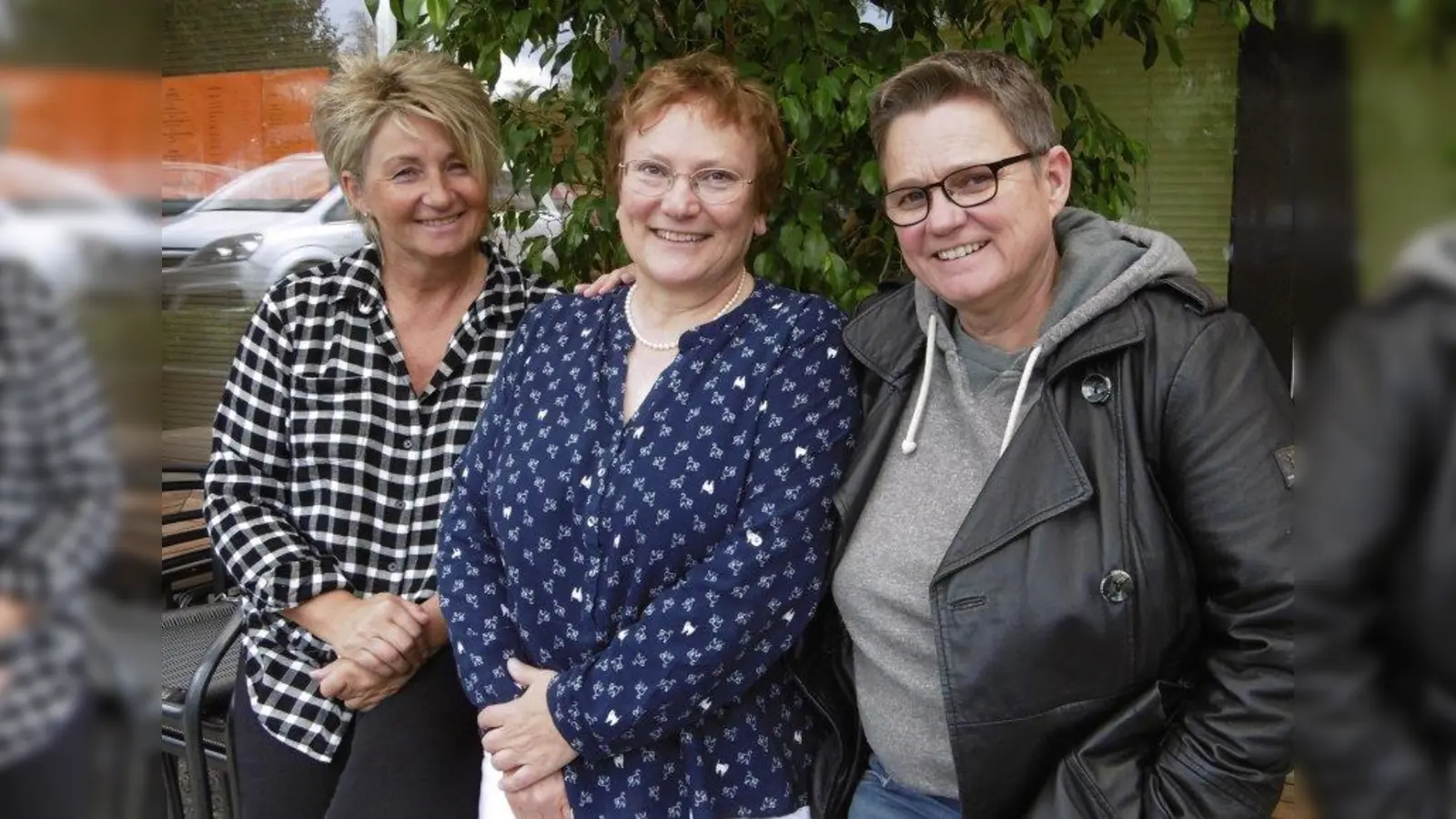 Freuen sich wieder auf viele Besucher: Leonie Seyfried (Café Zenja), Sabine Brügel-Fritzen (Sozialdienst Germering) und Filmexpertin Vera Greif (von links). (Foto: Sozialdienst Germering)