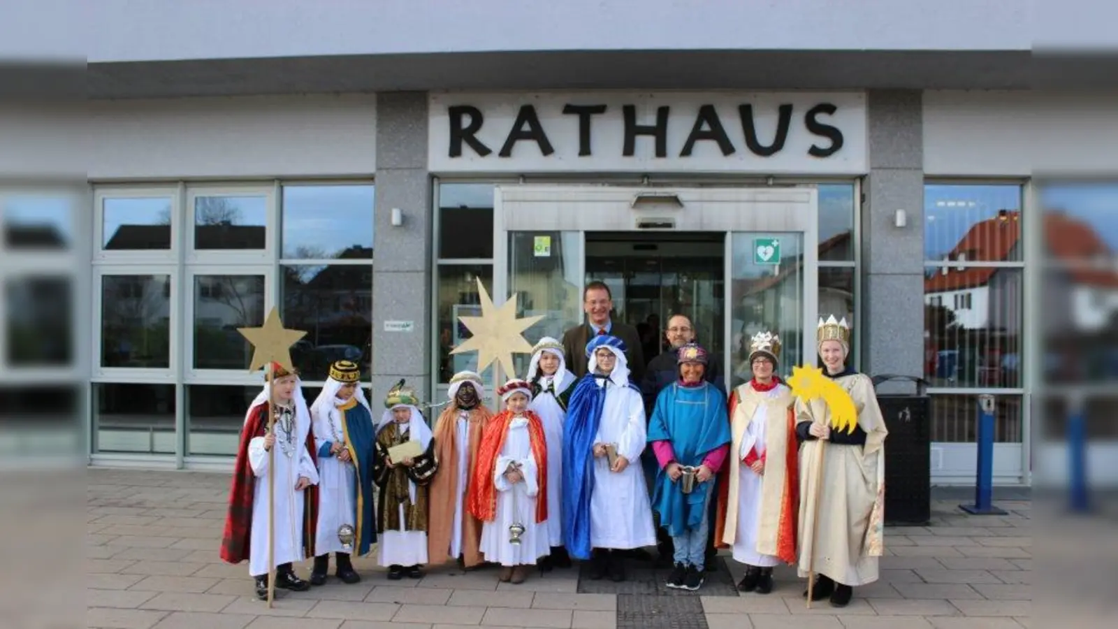 Oberbürgermeister Andreas Haas (Mitte hinten) zusammen mit Sascha Miller, Diakon der Stadtkirche (4. v. r.) und den Sternsingern der drei katholischen Pfarreien. (Foto: Stadt Germering)