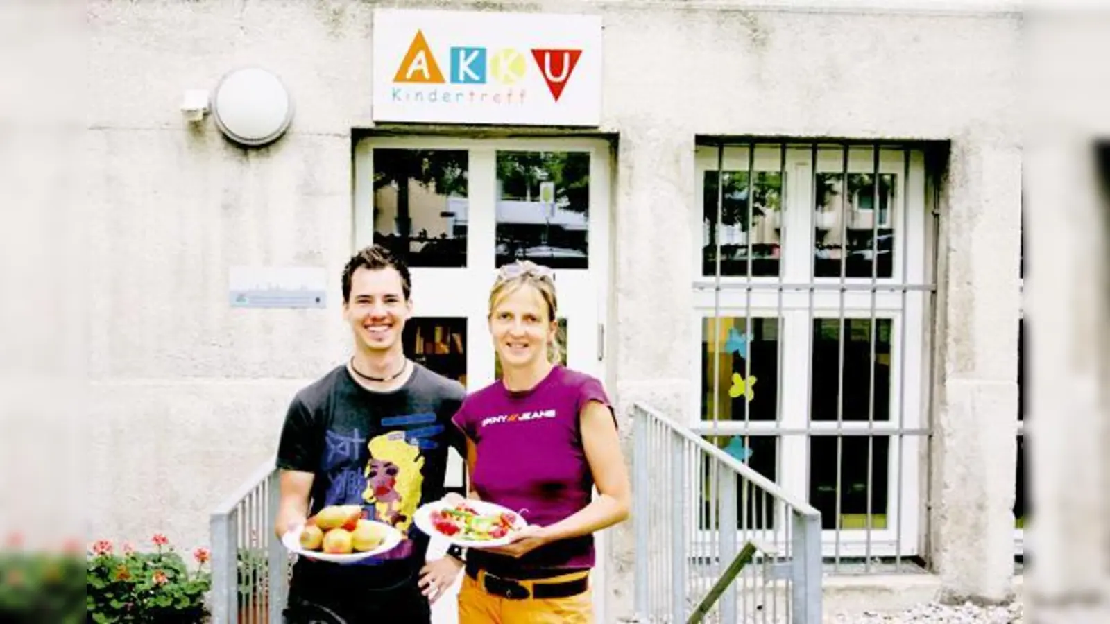 Im Kindertreff AKKU, hier vertreten durch Birgit Hannich und Denis Bayer, gibt es nachmittags kostenloses Obst und Brotzeit für kleines Geld.  (Foto: Woschée)