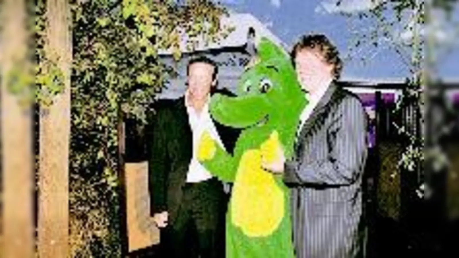 Gemeinsam mit kleinen Drachen Tabaluga: Schirmherr und Schauspieler Michael Roll und Dr. Jürgen Haerlin vom Vorstand der Tabaluga-Kinderstiftung freuen sich über den Erfolg des Turniers.  (Foto: hol)