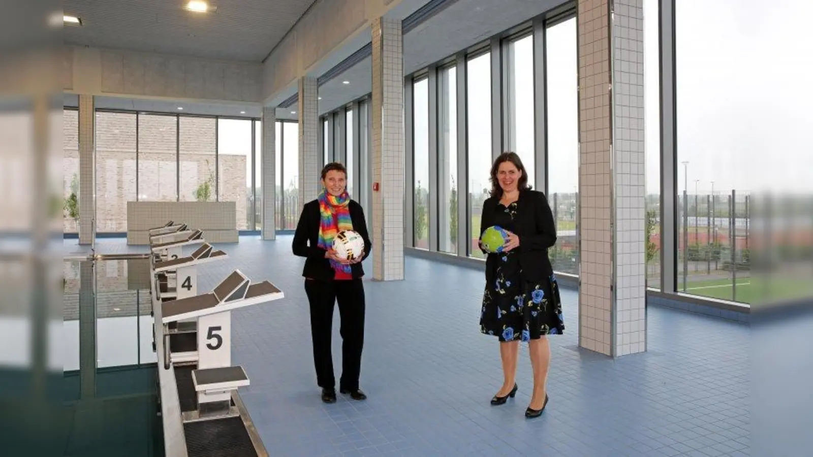 Beatrix Zurek, Münchner Stadtschulrätin (links), und Münchens 3. Bürgermeisterin Verena Dietl haben bereits die Schwimmhalle des neuen Sportparks besichtigt. Wenn es die Lage zulässt, soll auch die Bevölkerung die Einrichtungen des Bildungscampus anschauen können. (Foto: Referat für Bildung und Sport)
