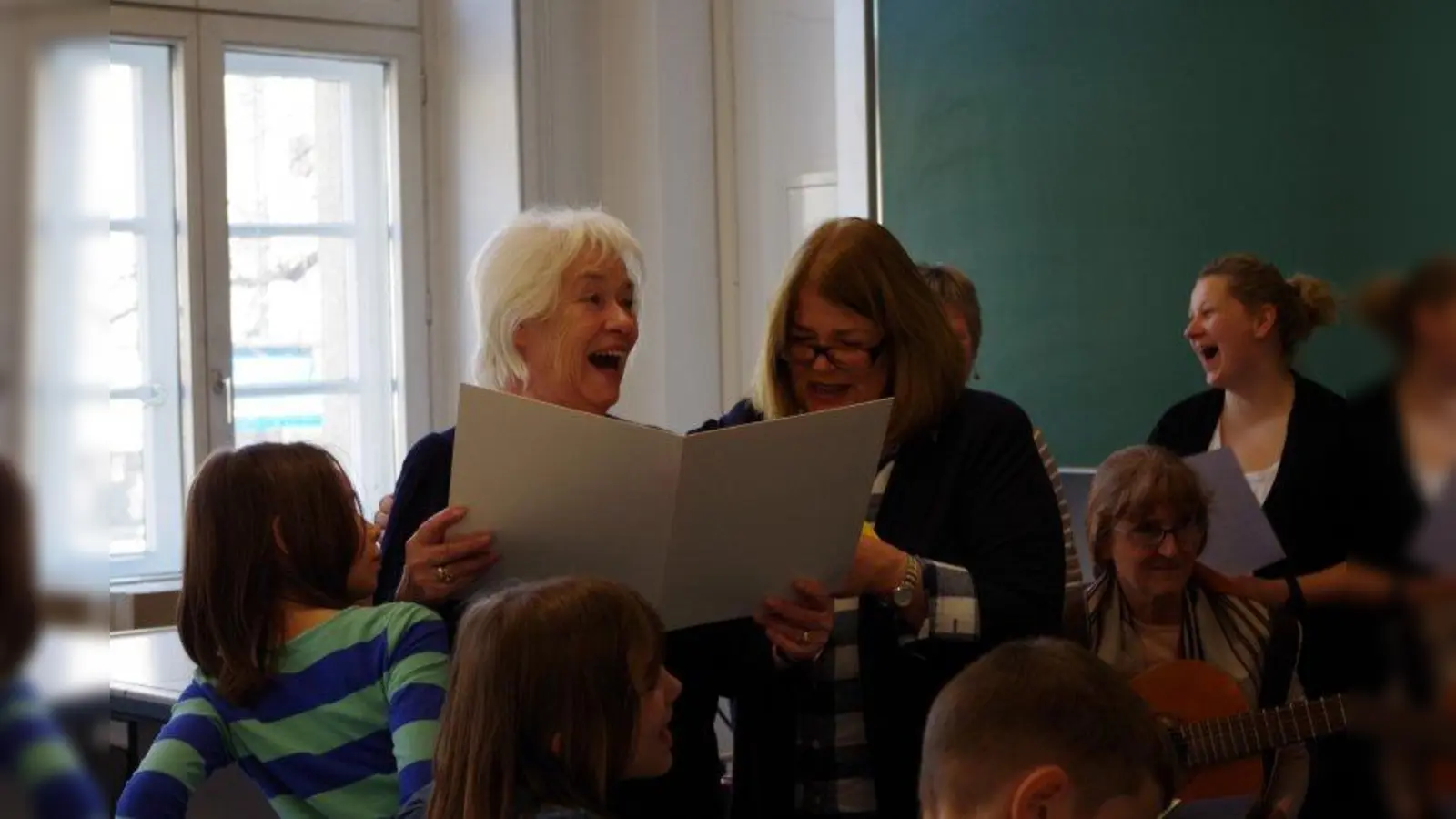 Die Überraschung war groß: Carola Bergmann (l.) wurde für ihr ehrenamtliches Engagement an der Grundschule in der Fürstenrieder Straße mit der Auszeichnung „München dankt” geehrt. (Foto: BK)