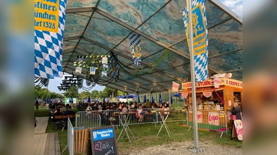 Die Besucher ließen sich Maß und Hendl schmecken. (Foto: VA)