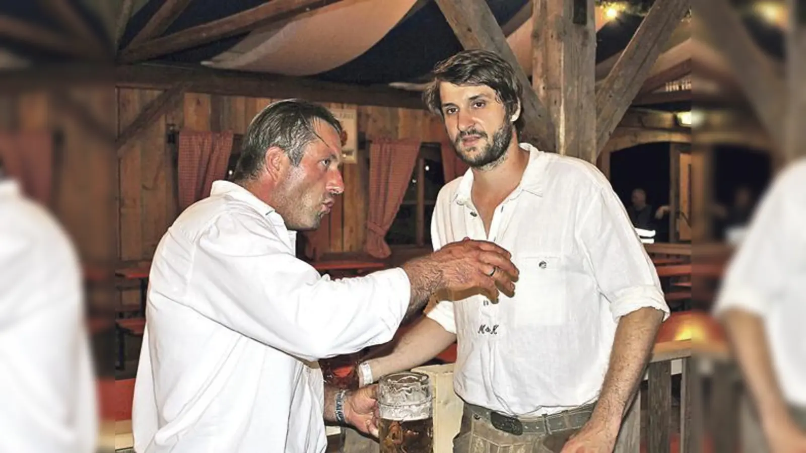 Johannes Wieser (links) auf der Jubiläumsfeier der Rot-Weißen im »Fachgespräch« mit  Verteidiger Marinus Kritzenberger aus der aktuellen Mannschaft.	 (Foto: smg)