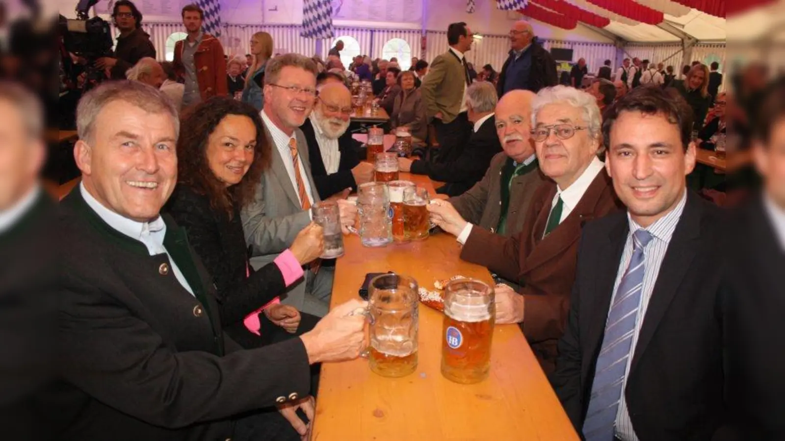 Beim Haderner Dorffest: Stadtrat Johann Stadler und Umweltminister Marcel Huber (beide links) mit MdL Georg Eisenreich, Franz Alscher (Bezirksausschuss Hadern) und MdB Peter Gauweiler (alle rechts). (Foto: job)