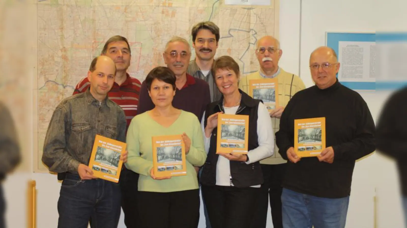 Franz Schröther (4.v.l.) zusammen mit Autoren des Buches „Von der Aiblingerstraße bis Zum Künstlerhof – Die Straßennamen im Münchner Stadtteil Neuhausen-Nymphenburg” (Foto: sb)