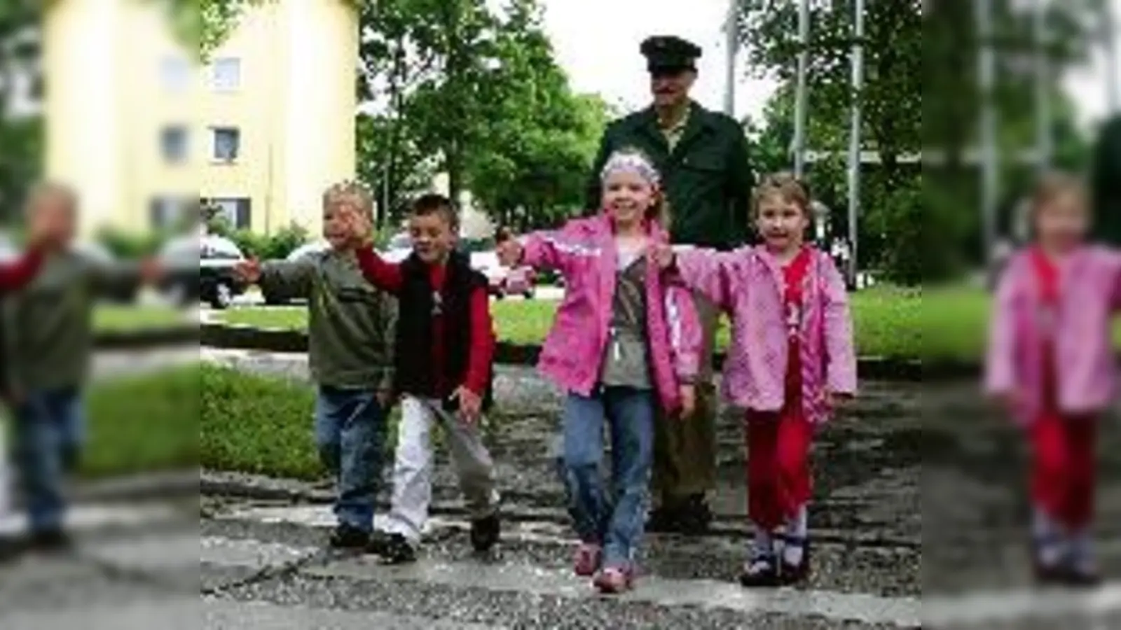 René Bauschke zeigt Lucas, Alessio, Carin und Isabell vom Kindergarten St. Mauritius, wie sie sich auf einem Zebrastreifen richtig  (verhalten.Foto: wei)