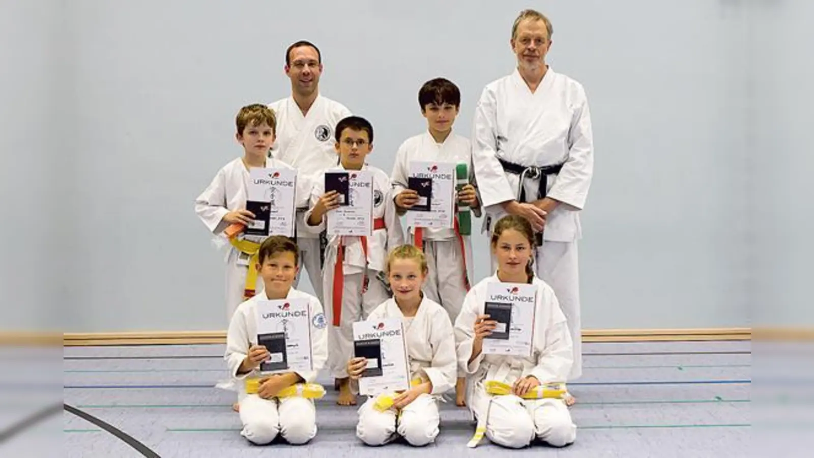 Die kleinen Karate-Kämpfer dürfen sich über ihren neuen Dan freuen. 	 (Foto: VA)