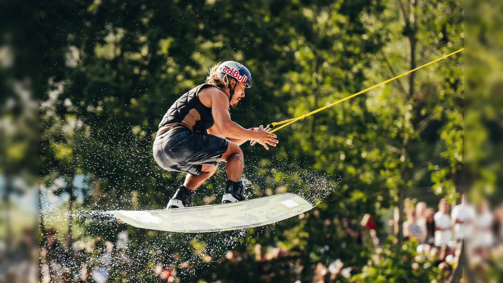 Szenen wie diese aus dem Wakeboard-Finale begeistern die Zuschauer des MASH Action-Sport-Festivals. Das aufregende internationale Sportereignis findet heuer bereits zum zehnten Mal statt.  (Foto: © Fabian Stoffers)