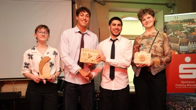 Strahlende Gesichter bei den vier Preisträgern (v.li.) Emese Jungvirt, Julius Herbes, Gabriel Fakir und Elodie Kälicke. (Foto: LRA Freising)