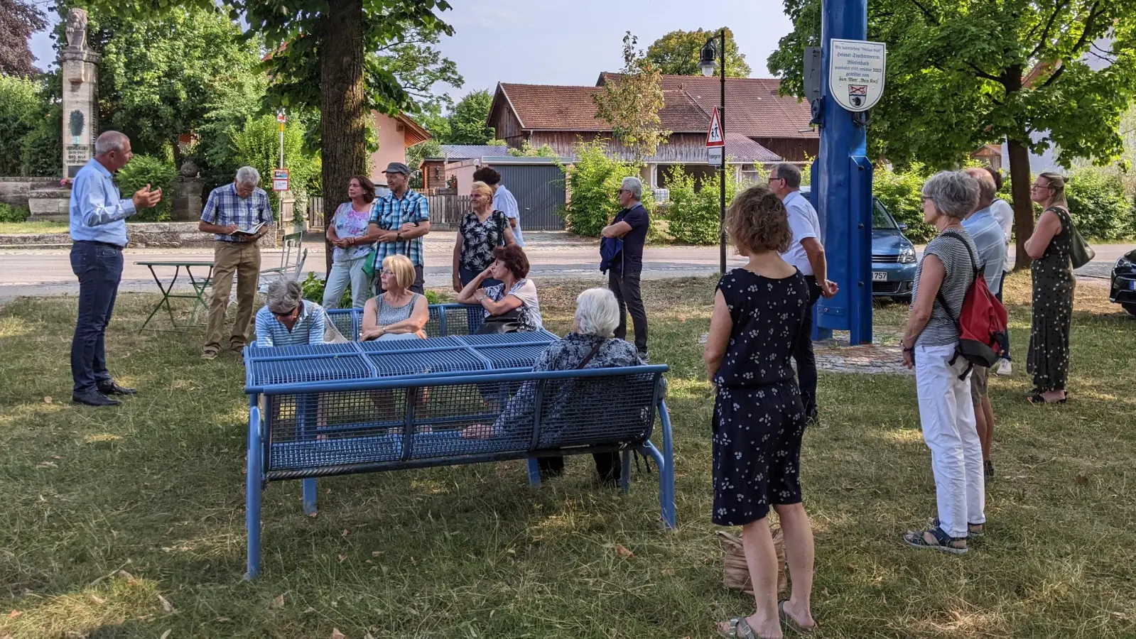 Angetan von Wielenbach und seinen Einrichtungen: die kommunalen Seniorenreferenten beim Sommertreffen 2023. (Foto: LRA)