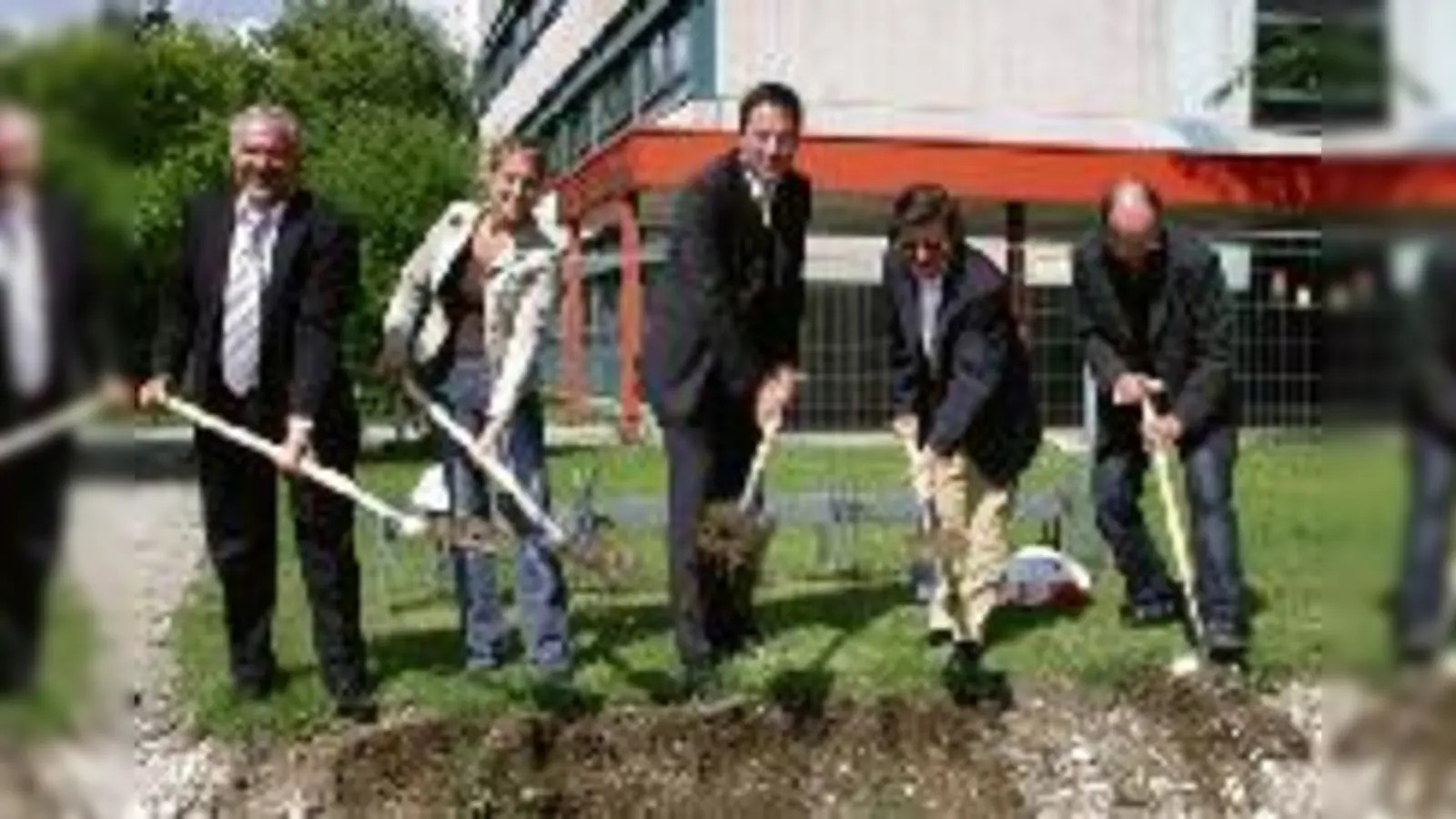 Auf dass der Bau bald fertig sein wird: Bürgermeister Rolf Zeitler, Kindergartenleiterin Susanne Schallenberger, Pfarrer Thomas Lotz, Architekt Hans Neumeyer und Generalunternehmer Franz Selg (v.l.) beim Spatenstich zum neuen (Kinderhaus.Foto: gf)