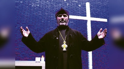 Pfarrer Slobodan Milunovic heißt die Gläubigen in »seinem« Gebetsraum, der Kapelle im Dominikuszentrum an der Nordheide, willkommen.	  (Foto: cr)