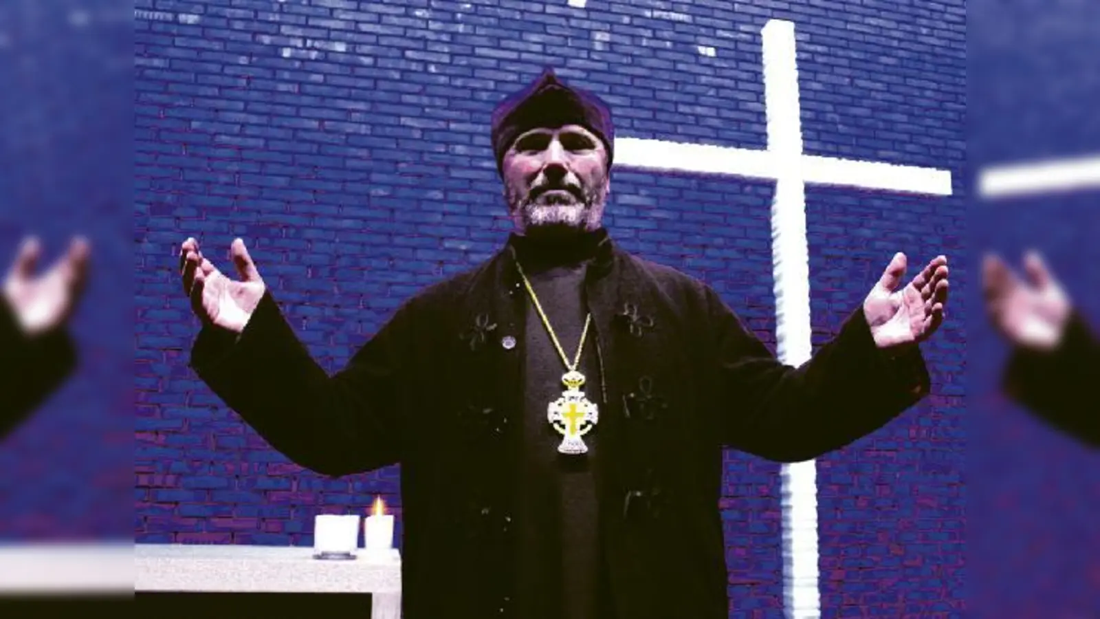 Pfarrer Slobodan Milunovic heißt die Gläubigen in »seinem« Gebetsraum, der Kapelle im Dominikuszentrum an der Nordheide, willkommen.	  (Foto: cr)