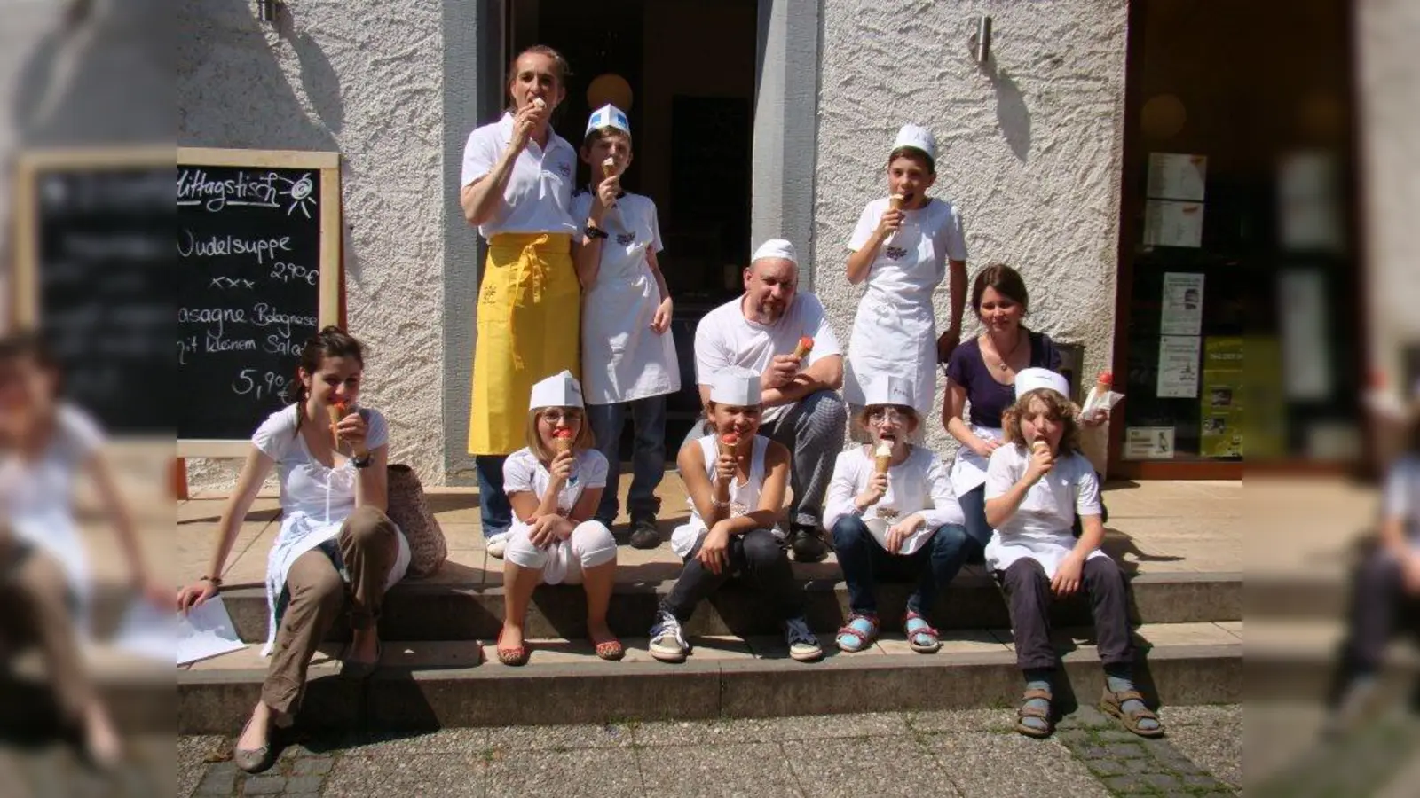 Das Ergebnis ihrer Arbeit verkosteten die Kinder gemeinsam mit Nadja Reicherzer und Konditor Winni vor dem Café Reicherzer. (Foto: pst)