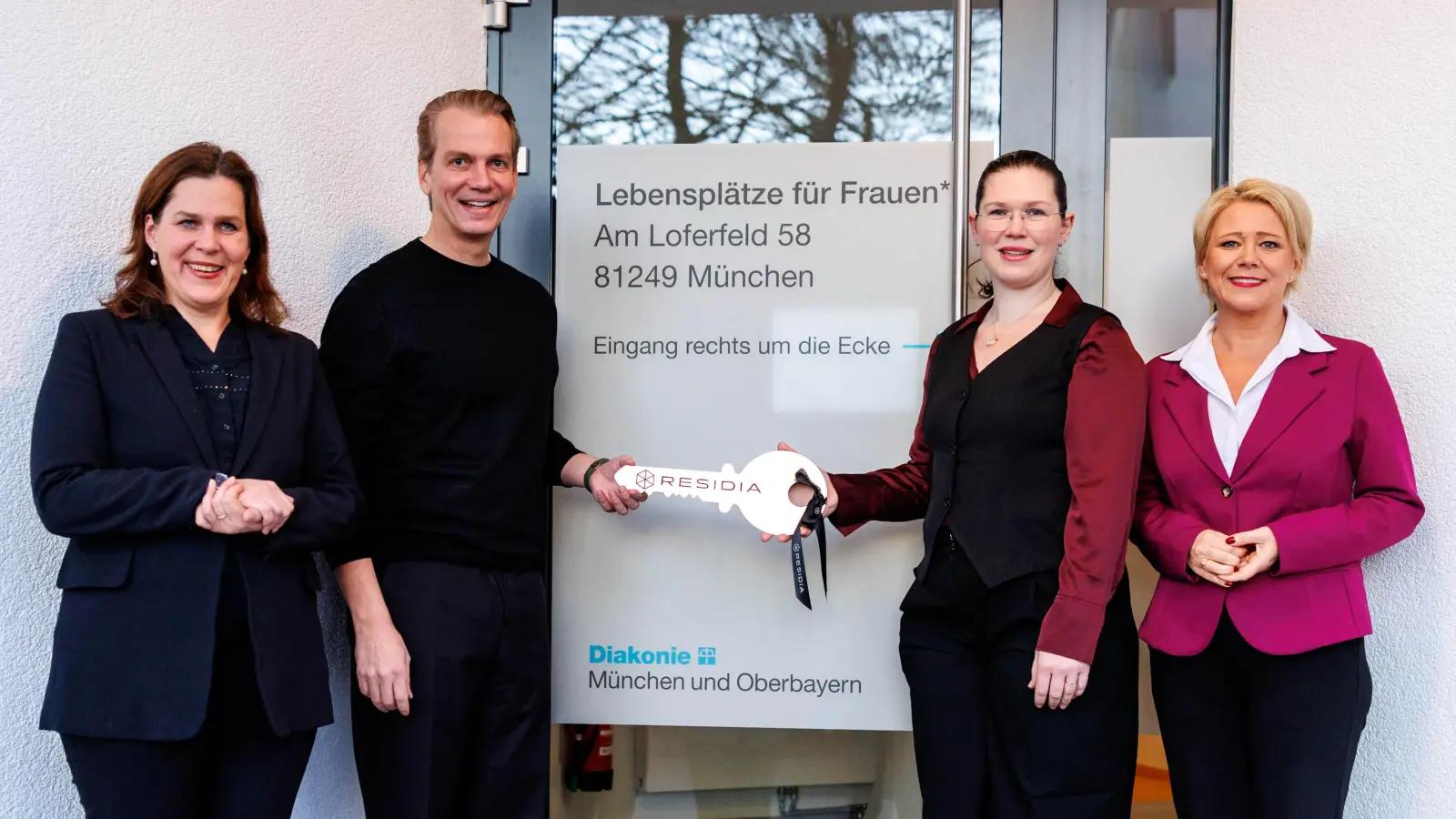 Eröffnung der „Lebensplätze“ mit (von links) Bürgermeisterin Verena Dietl, Werner Mürz (Geschäftsführer und Gründer der RESIDIA Gruppe), Melanie Dilg (Einrichtungsleiterin Lebensplätze für Frauen) sowie Andrea Betz (Vorstandssprecherin der Diakonie München und Oberbayern). (Foto: Diakonie München und Oberbayern / Matthias Balk)