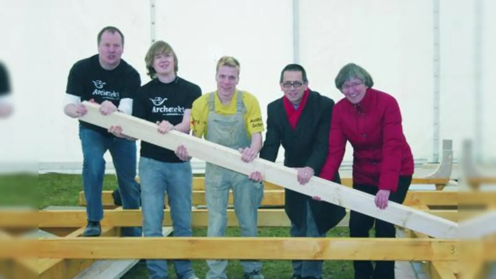 Tom Rausch, Projektleiter der Arche 2010, Daniel Laubert, Delegierter der Dekanatsjugendkammer der EJM, Marcel Gleixner, Bauhelfer, Matthias Biber, Dekanatsjugendpfarrer der EJM und Ruth Huber, Präses des BDJK, freuen sich auf den Bau der Arche. (Foto: as)