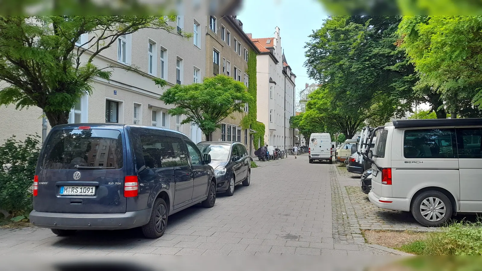 In der Schnaderböckstraße sollen kurzfristig zwei neue Sitzgelegenheiten geschaffen werden. Weitere Maßnahmen stellt das Baureferat jedoch nur mittel- oder langfristig in Aussicht. (Foto: Beatrix Köber)
