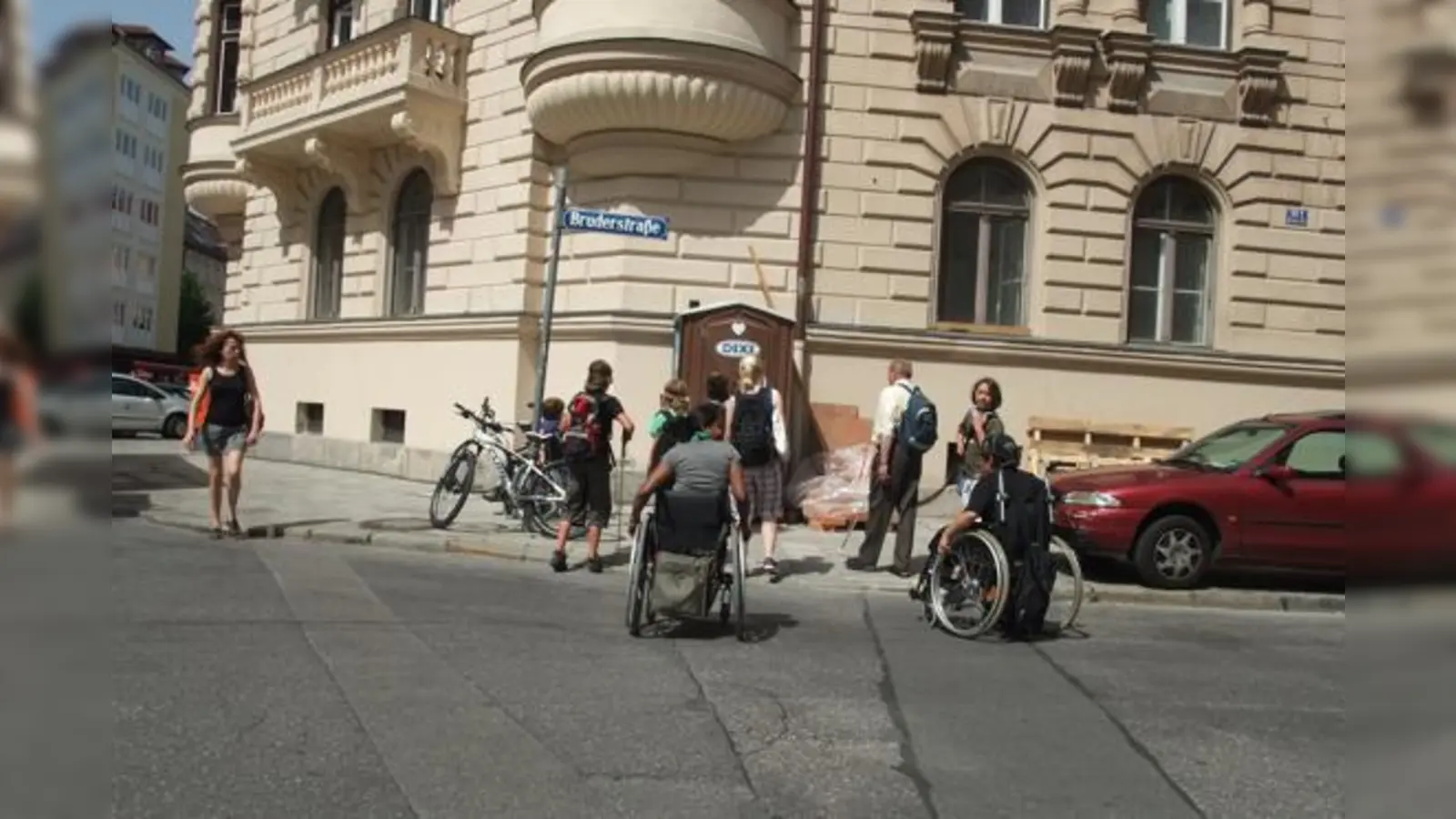 Gar nicht so einfach sich mit Handicaps durch das Lehel zu bewegen: die Schüler beim Stadtteilcheck »Auf Herz und Rampen prüfen«.	 (Foto: VA)