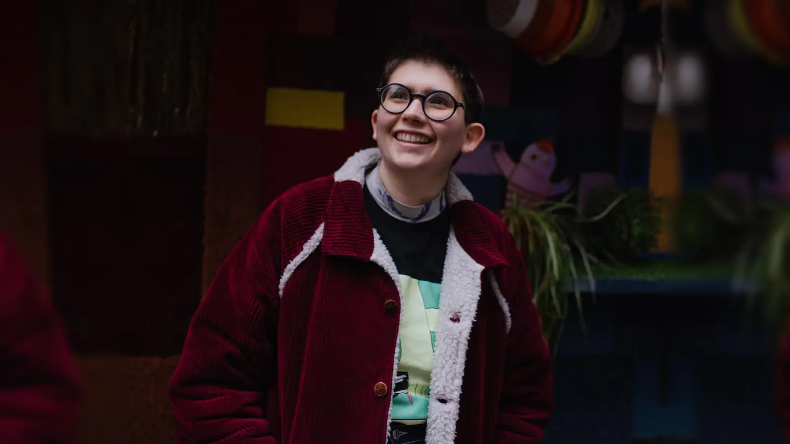 Noëlle Kröger (er/sie) erzählt in „Meute” von Wissenschaftlern, die im späten 19. Jahrhundert einen Werwolf gefangen nehmen, um ihn zu erforschen. (Foto: Marie Becker)