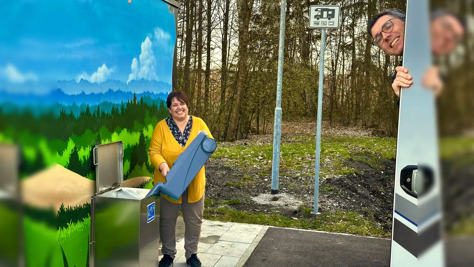 Frank Zellner (Erster Bürgermeister Markt Peißenberg) und Susanne Lengger (Geschäftsführerin Tourismusverband Pfaffenwinkel), die die Entsorgungsstation für das Wohnmobil nutzt. (Foto: Gemeindewerke Peißenberg)