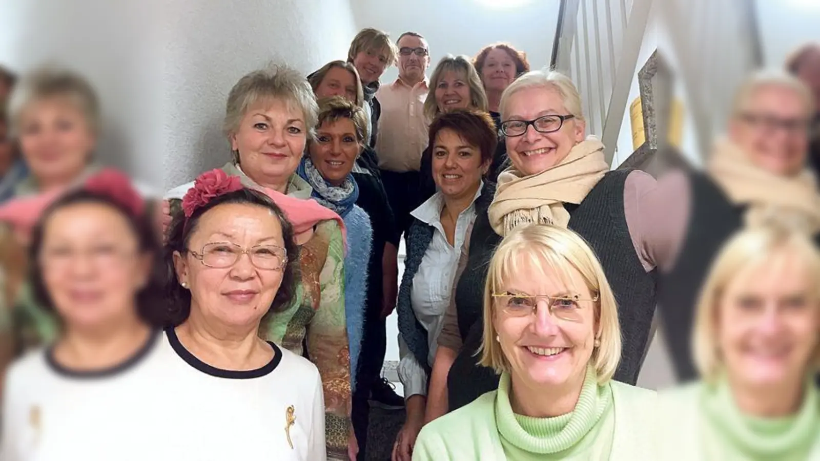 Die neun neuen Hospizbegleiter mit  ihren Ausbilderinnen Uschi Oschmann (oben r.) und Elisabeth Berger (direkt davor, r.)	 (Foto: privat)