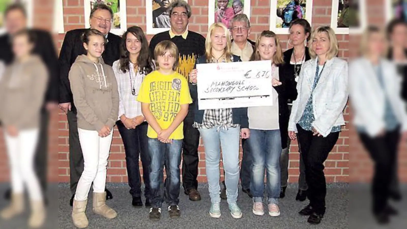 Vorne engagierte Schülerinnen, Mitte: S. Laws, rechts: stellvertr. Schulleiterin I. Langer. Hinten, von li. nach re.: Schulleiter J. W. Robl, F. Wurm der Tansania-Hilfe, Pfr. W. Blechschmidt, Schulsozialarbeiterin A. Hummeltenberg.  (F.: Schule)