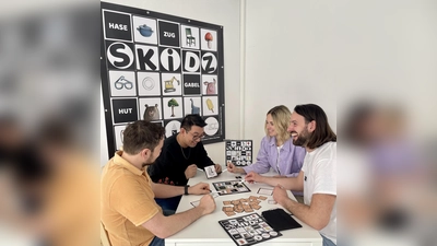  Das Entwickler-Team Nico Coletta,Thao Pham, Valeria Schmitt und Jonas Heim (von links) spielt begeistert sein Förderspiel „SKIDZ“.  (F: ©Christine Tartler/Jugendzentrum Holzkirchen)