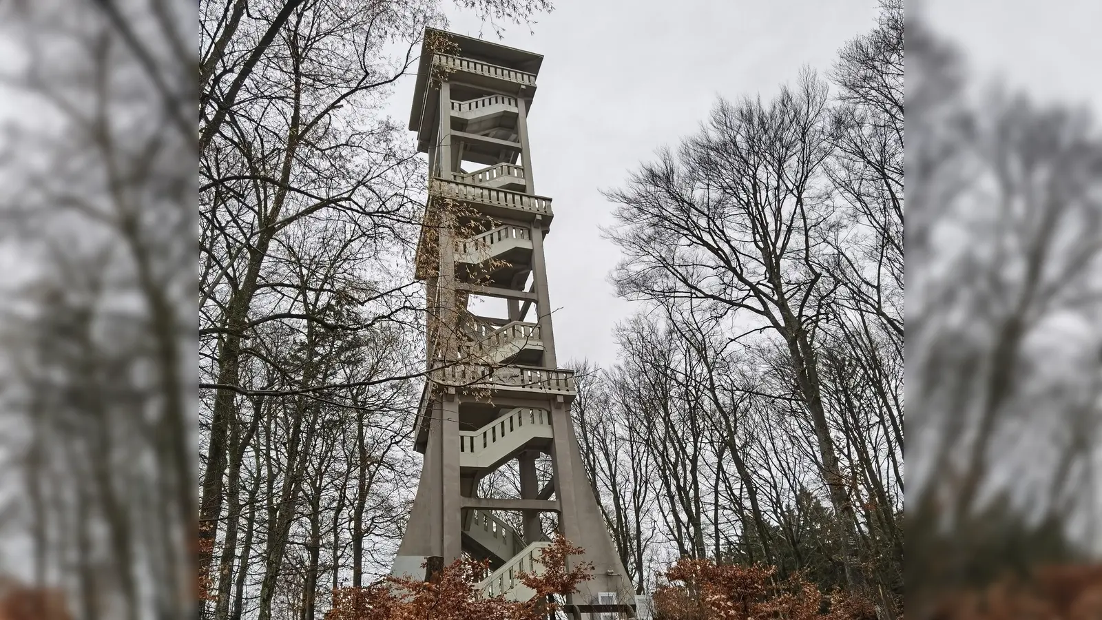 Der Aussichtsturm ist in die Jahre gekommen, deshalb müssen jetzt noch weitere Arbeiten zur Sanierung vorgenommen werden. (Foto: LRA Ebersberg)