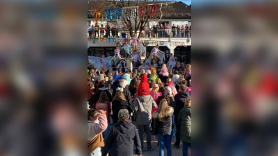 Der Faschingsdienstag in Karlsfeld mit DJ Goldi am Mischpult verspricht ein Tag voller Freude, Lachen und guter Laune zu werden.  (Foto: jj)