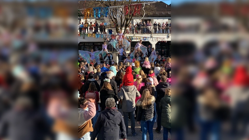 Der Faschingsdienstag in Karlsfeld mit DJ Goldi am Mischpult verspricht ein Tag voller Freude, Lachen und guter Laune zu werden.  (Foto: jj)