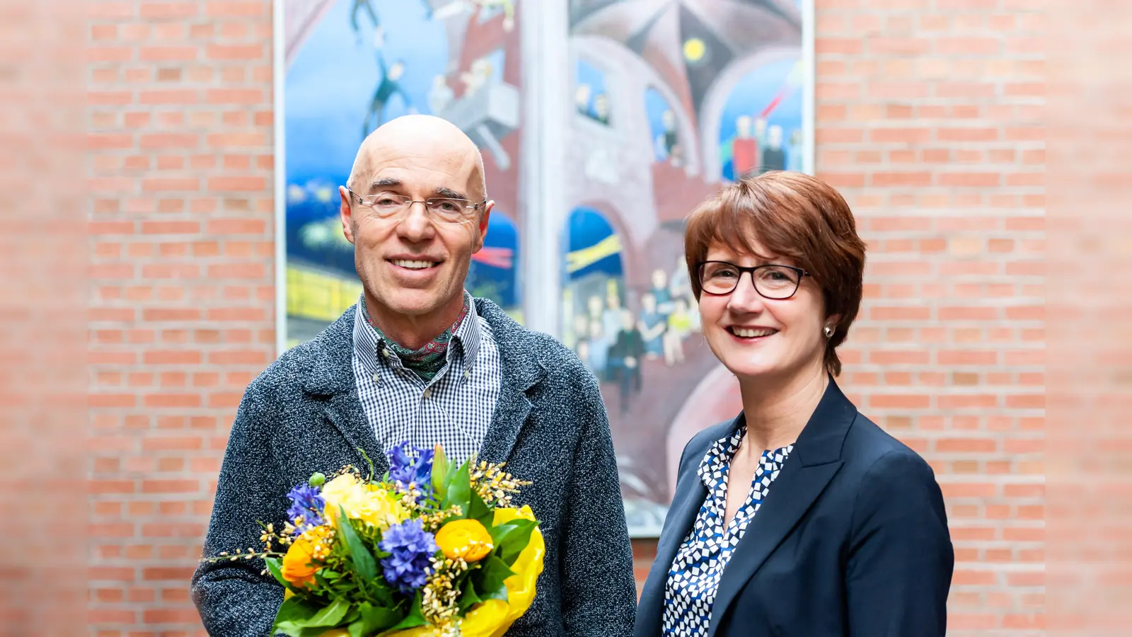 Eugen Eder sagt nach über 30 Jahren "Servus". Hier mit Schulleiterin Andrea Hafner.  (Foto: Gymnasium Dorfen)