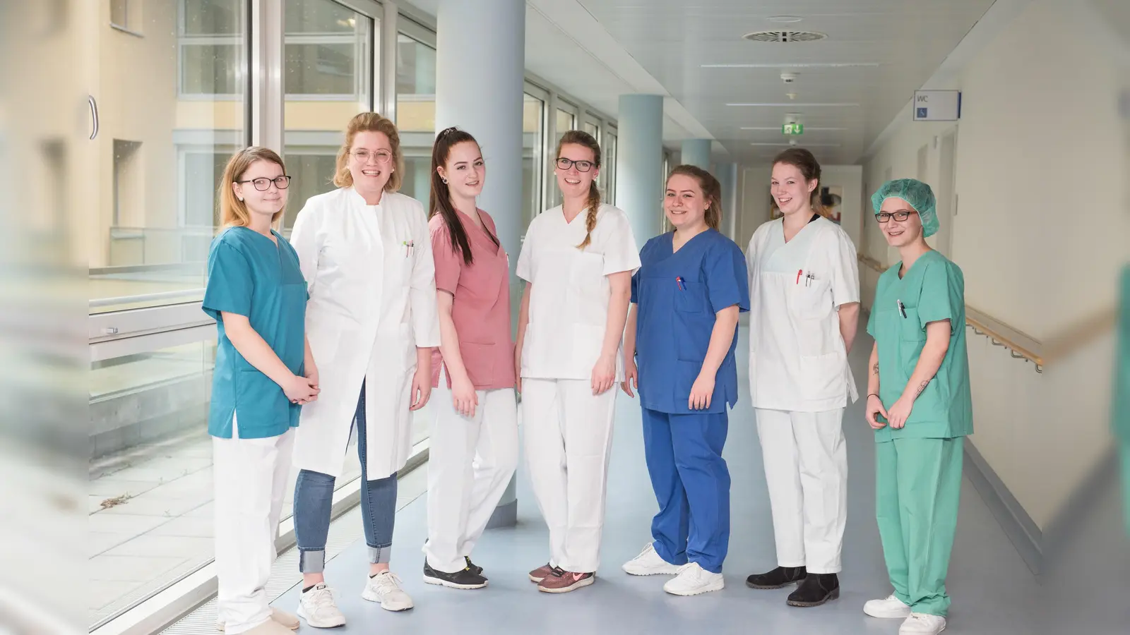 Im Projekt "Zukunftsperspektiven in der Pflege" für potentielle Bewerber stellte die Klasse 45, hier v.l.n.r.: Franziska Klöbl, Laureen Krech, Denise Ziegler, Debora Behrends, Susanne Hof, Rebecca Alkämper und Sinah Wallerath, die Entwicklungsmöglichkeiten in diesem Beruf vor.  (Foto: kk)