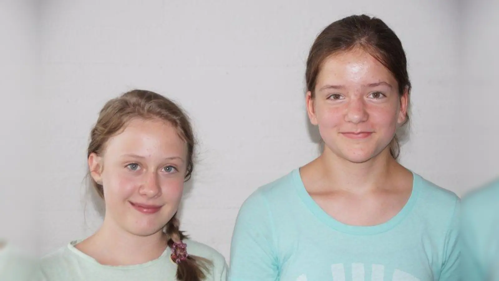 Diana (13, links): „Ich wünsche mir, dass die Regierungen mehr für Kinder und Jugendliche machen.”<br>Lale (13): „Ich wünsche mir, dass alle etwas machen und nicht jeder sagt, das Bisschen hilft doch eh nicht.” (Foto: Fridolin Hesse)