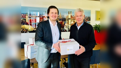 500 der Päckchen, wie sie hier Oberbürgermeister Dieter Reiter (r.) und Maximilian Heller von der Stiftung „Wir helfen München” zeigen, stehen für Obdachlose an den Ausgabestellen (siehe Info-Kasten) zur Abholung bereit.  (Foto: Stiftung "Wir helfen München")