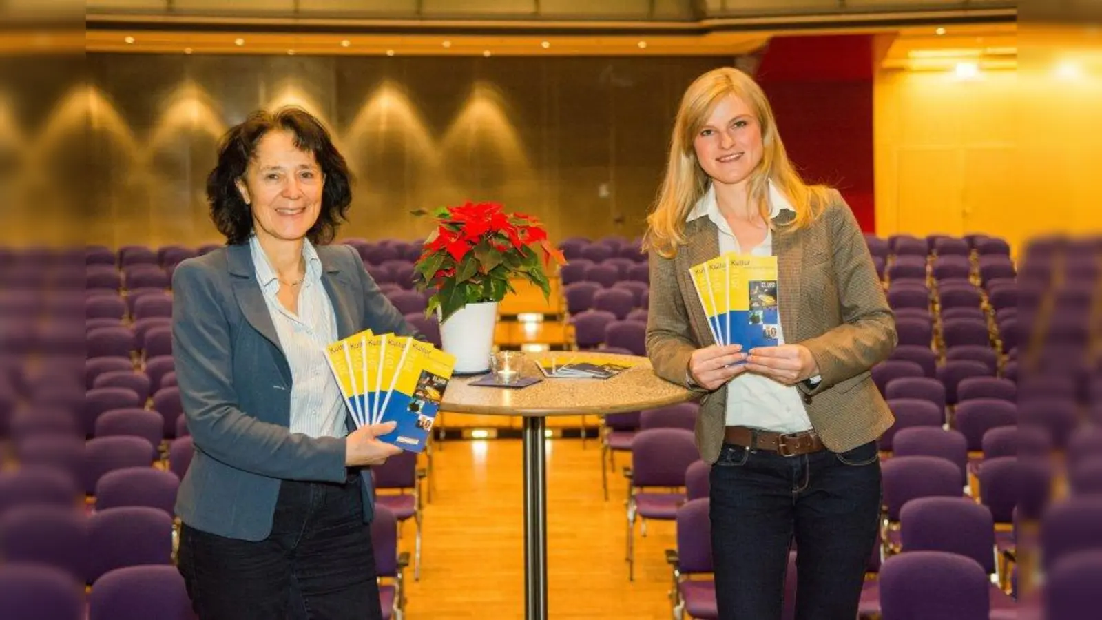 Medea Schmitt (l.) und Katharina Montag stellen das neue Kulturprogramm vor. (Foto: Stadthalle Germering)