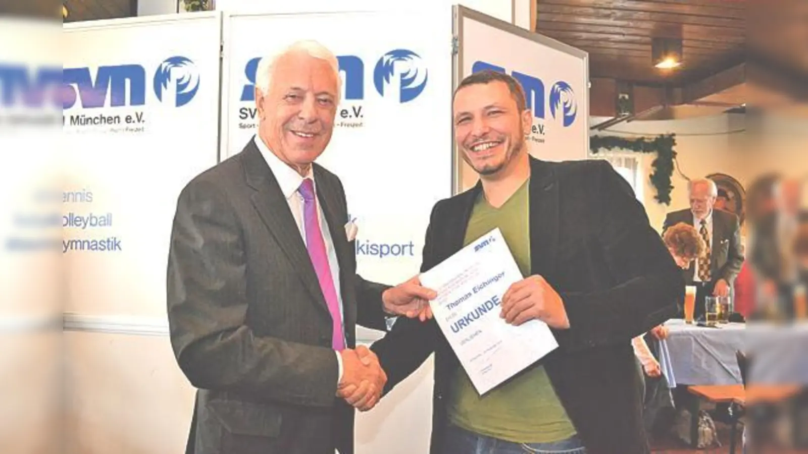 1. Vorsitzender Norbert Kreitl überreicht die Ehrenurkunde Thomas Eichinger, der Internationale Deutsche Meister 2013 im Kickboxen-Vollkontakt.	 (Foto: ar)