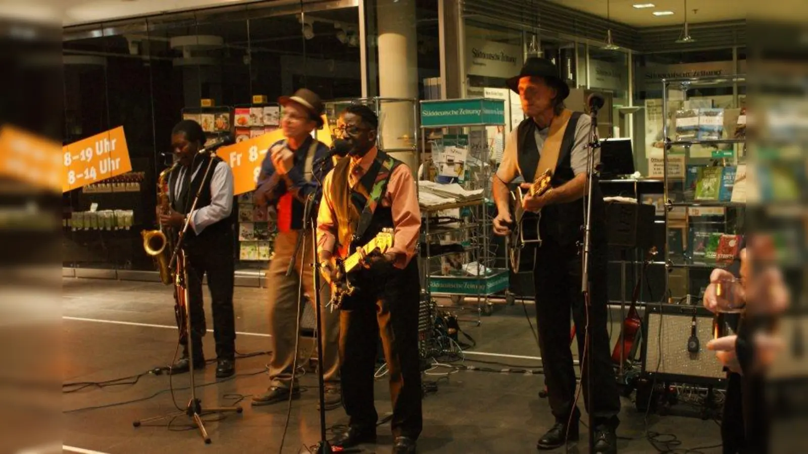 Die Bluesband „Free Beer &amp; Chicken” sorgte bei der Verleihung des Wirtschaftspreises 2017 in Kreissparkasse Starnberg für musikalische Untermalung. (Foto: Eisinger)